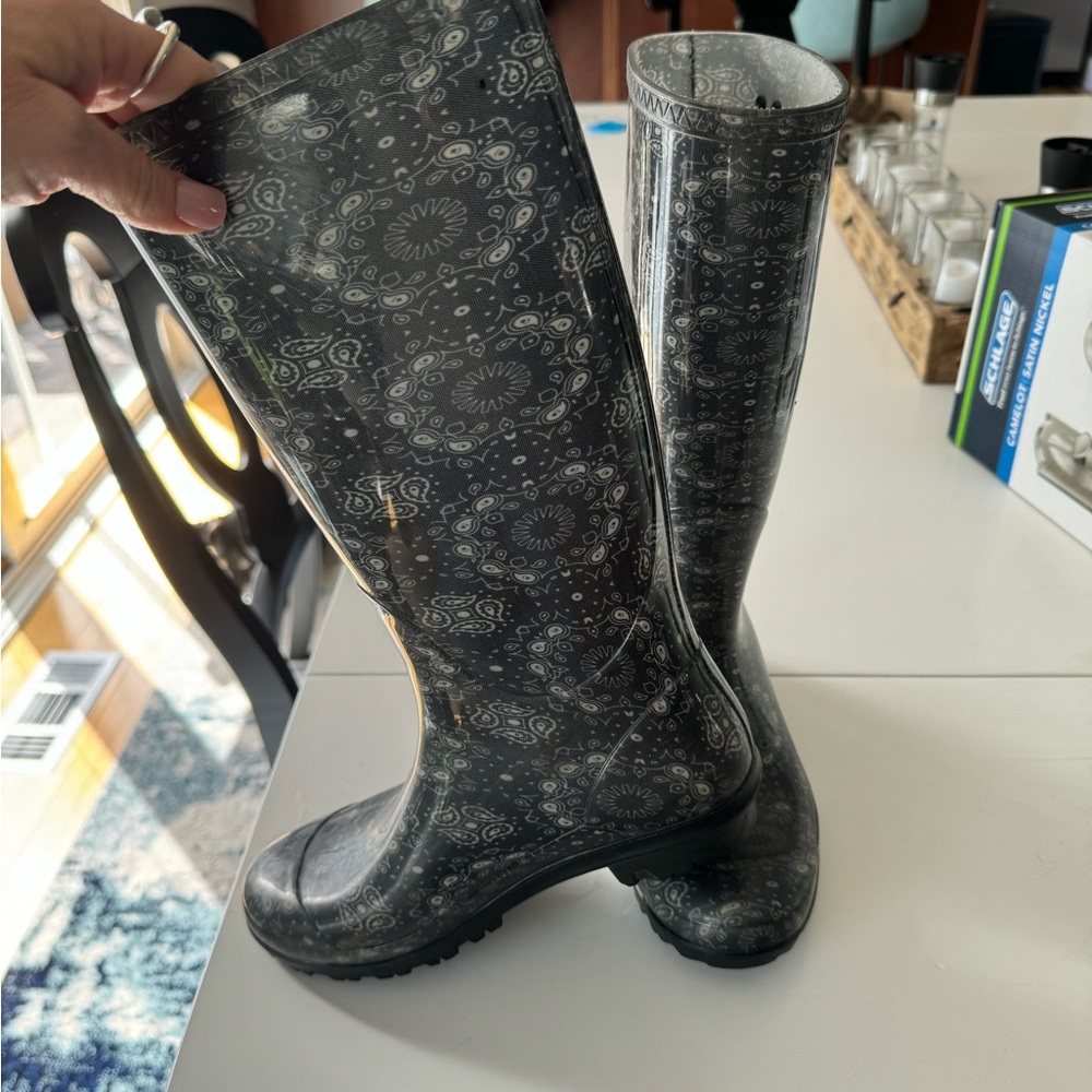 Cute Ugg Rainboots with lambswool on the footbed